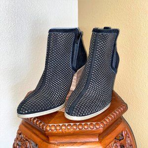 Vince Camuto VP-Faltada Suede Leather-Upper Perforated Ankle Bootie Black Sz 10M